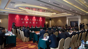 Plenarsitzung der Abgeordneten der Provinz Jilin auf vierter Tagung des 12. NVK abgehalten