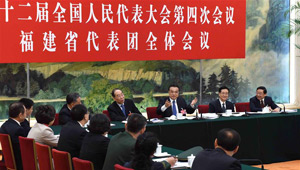 Li Keqiang nimmt an Gruppenberatung der Abgeordneten aus Fujian teil
