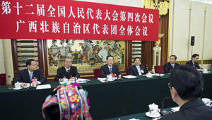 Zhang Gaoli nimmt an Gruppenberatung der Abgeordneten aus dem Autonomen Gebiet Guangxi der Zhuang teil