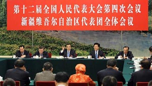 Li Keqiang nimmt an Gruppenberatung von Abgeordneten aus Xinjiang teil