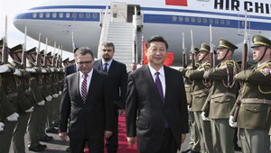 Xi Jinping trifft für Staatsbesuch in der Tschechischen Republik ein