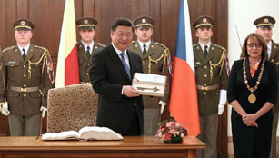 Xi Jinping erhält Schlüssel der Stadt Prag