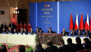 Xi Jinping nimmt am chinesisch-tschechischen Wirtschafts-Rundtisch in Prag teil