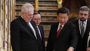 Xi Jinping besucht die Strahov Bibloithek in Prag
