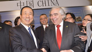 US-Energieminister Ernest Moniz besucht chinesischen Pavillion auf der Nukleargipfel-Expo