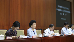 Liu Yandong sitzt einem Symposium über das Studium der Rede von Staatspräsident Xi Jinping vor