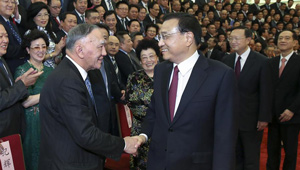Li Keqiang trifft sich mit Verbänden der Überseechinesen in Beijing