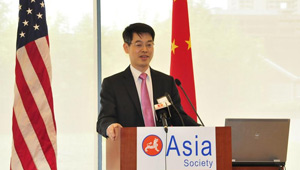 Chinas stellvertretender Generalkonsul in Houston hält Grundsatzrede bezüglich Streitigkeiten über die Inseln des Südchinesischen Meeres
