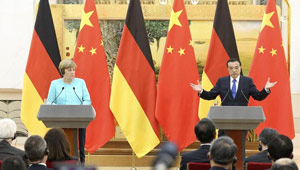 Li Keqiang und Merkel sitzen gemeinsam der 4. Runde der chinesisch-deutschen Regierungskonsultationen vor