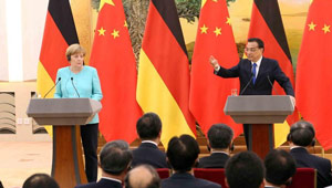 Li Keqiang und Angela Merkel treffen sich mit Medien