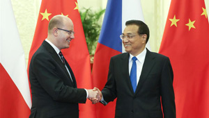 Li Keqiang trifft tschechischen Premierminister in Beijing