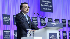 Li Keqiang hält bei Eröffnungszeremonie des Sommer Davos Forum Rede