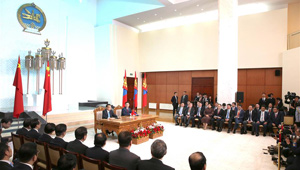 Li Keqiang und der mongolische Premierminister treffen die Presse nach Gesprächen in Ulan Bator