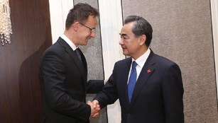Wang Yi trifft seinen ungarischen Amtskollegen in Ulan Bator