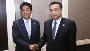 Li Keqiang trifft japanischen Premierminister Shinzo Abe in Ulan-Bator