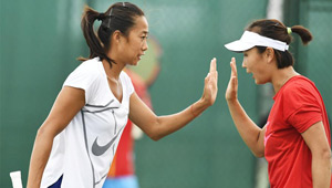 Chinesische Sportlerinnen bei Tennis-Trainingseinheit in Rio