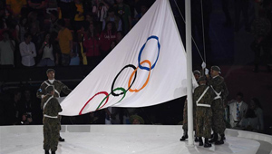 Olympische Fahne wird bei der Eröffnungsfeier in Rio gehisst