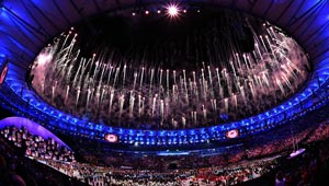 Eröffnungsfeier der 2016 Rio Olympiade schließt mit Feuerwerk-Show ab