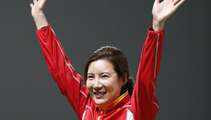 Du Li von China gewinnt Silbermedaille beim 10 m Air Rifle Finale der Frauen