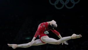 Chinesische Spielerinnen bei Qualifikation des Mannschaftsmehrkampf der Frauen im Turnen in Rio 2016