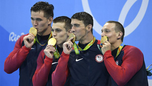Michael Phelps feiert während des Schwimmfinales von 4x100m Freistilstaffel der Männer