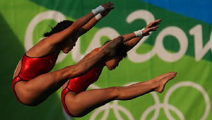Chen Ruolin und Liu Huixia gewannen die Goldmedaille beim Finale des Synchronisierten 10m-Plattform-Wasserspringens