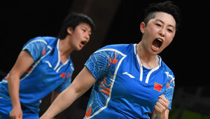 Tang Yuanting und Yu Yang aus China gewinnen während des Viertelfinales im Badminton Frauendoppel