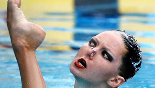 Lustige Gesichtsausdrücke der Synchronschwimmerinnen