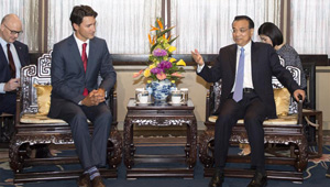 Li Keqiang trifft sich mit kanadischem Premierminister