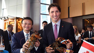 Kanadas Premierminister Trudeau und Alibabas Vorsitzender Jack Ma im Hauptsitz von Alibaba