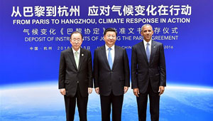 Xi Jinping, Obama und Ban Ki-moon bei der Übergabe der Urkunden für den Beitritt des Pariser Abkommens in Hangzhou