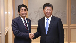 Xi Jinping trifft japanischen Premierminister Shinzo Abe in Hangzhou