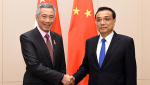 Li Keqiang trifft singapurischen Premierminister Lee Hsien Loong in Vientiane