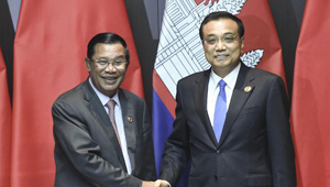 Li Keqiang trifft kambodschanischen Premierminister in Laos