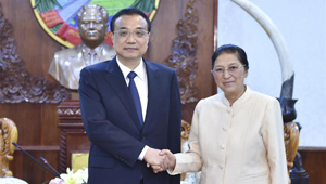 Li Keqiang trifft Präsidentin der Nationalversammlung von Laos