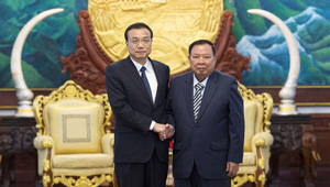 Li Keqiang trifft laotischen Präsidenten Bounnhang Vorachit in Vientiane