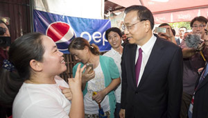 Li Keqiang besucht ein örtliches Geschäft in Laos