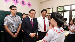 Li Keqiang besucht Lieutou-Chinesisch-Schule in Laos