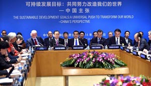 Li Keqiang sitzt Rundtisch zu Nachhaltigen Entwicklungszielen im UN-Hauptquartier vor