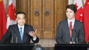 Li Keqiang bei der Pressekonferenz in Ottawa