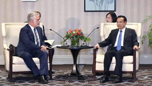 Li Keqiang trifft Premierminister der Provinz Québec in Montreal