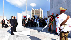 Li Keqiang legt Kranz am José-Martí-Denkmal nieder