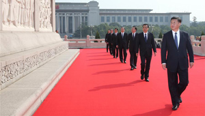Chinesische Spitzenführungen nehmen an Zeremonie am Märtyrer-Tag teil