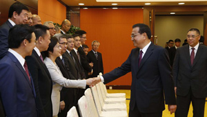 Li Keqiang trifft zuständige Beamte der Exekutive, Legislative und Judikative Macaus