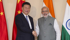 Xi Jinping trifft indischen Premierminister Narendra Modi in Goa