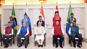 BRICS-Führungen nehmen an Gruppenfoto mit Kapitänen der Jugendfußballmannschaften der BRICS teil