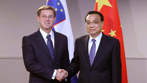 Li Keqiang trifft slowenischen Premierminister in Riga