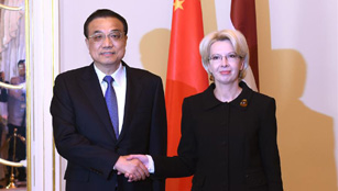 Li Keqiang trifft die lettische Parlamentssprecherin in Riga