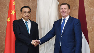 Li Keqiang führt Gespräche mit seinem lettischen Amtskollegen in Riga