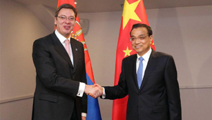 Li Keqiang trifft den serbischen Premierminister in Riga